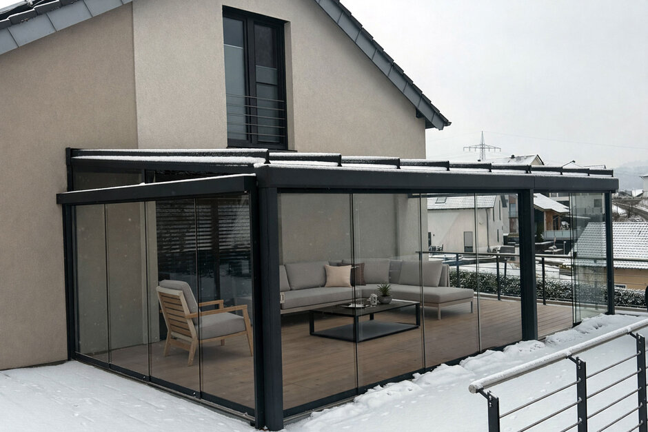 Terrasse mit Überdachung und Seitenteilen aus Glas