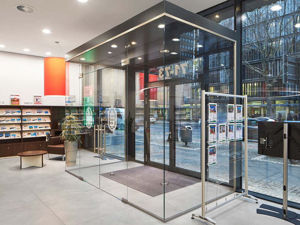 Objekttür mit Windfang