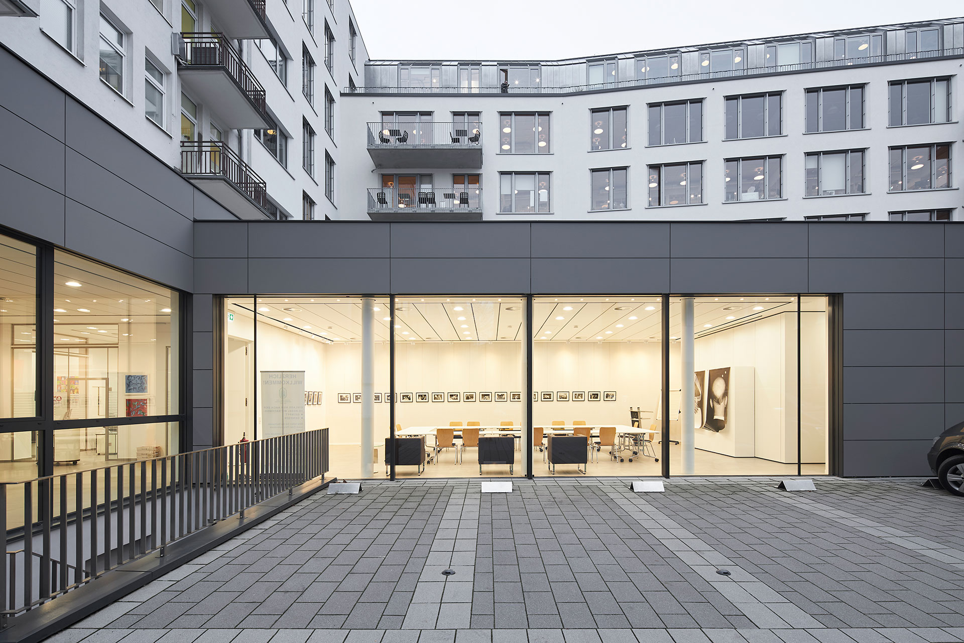 Schaufenster mit kaum sichtbaren Profilen