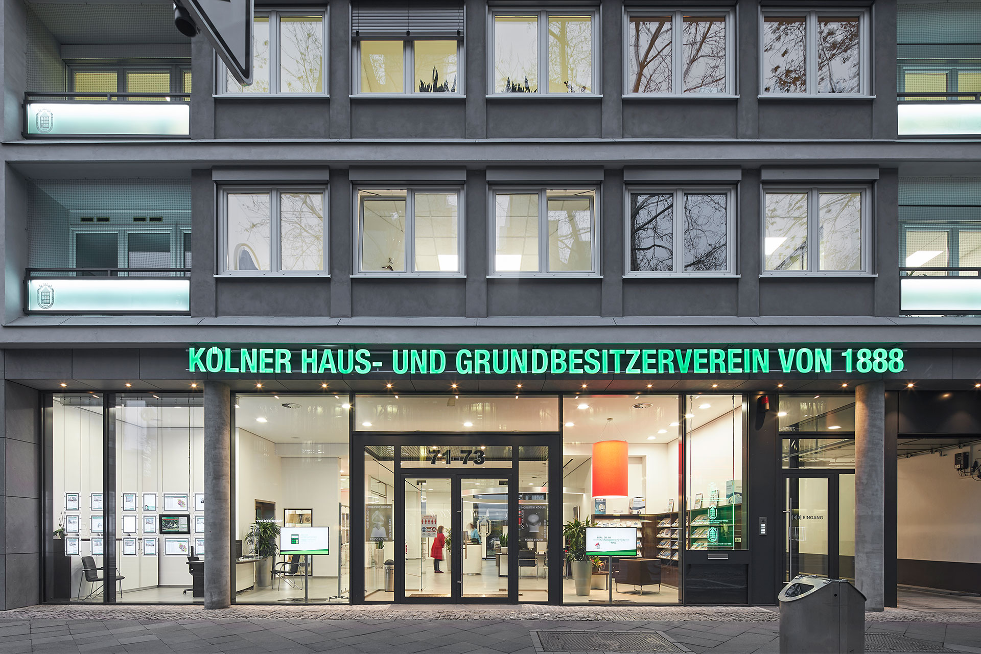 Fassade mit Objekttür