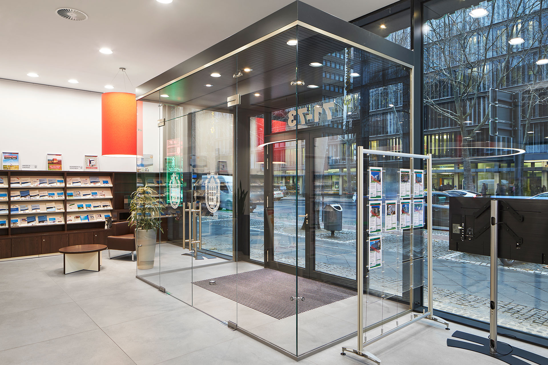 Objekttür mit Windfang