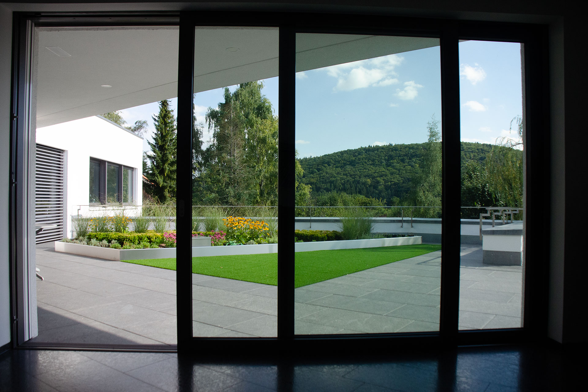 Schiebeelement, halb geöffnet