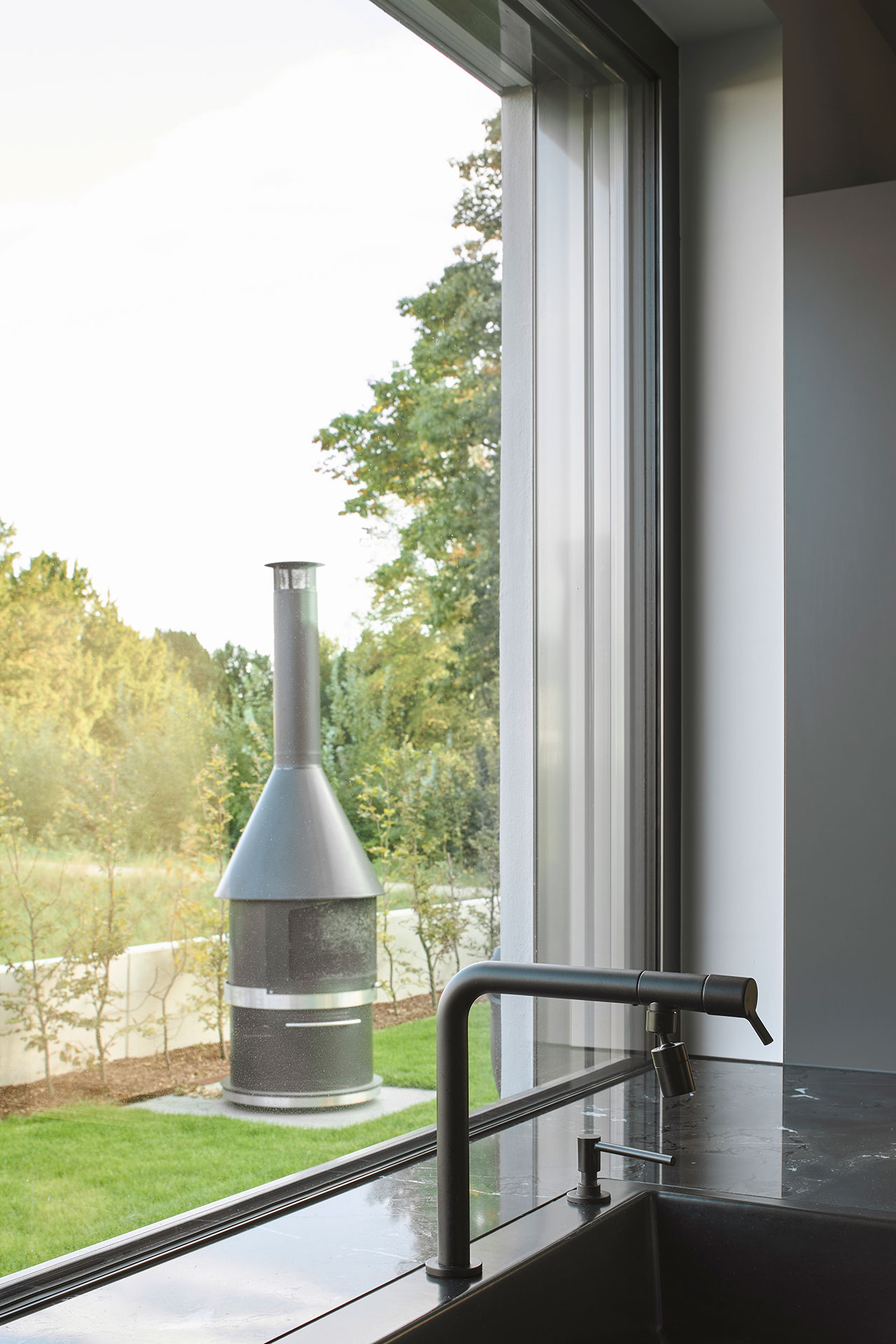 Fenster mit kaum sichtbarem Profilrahmen