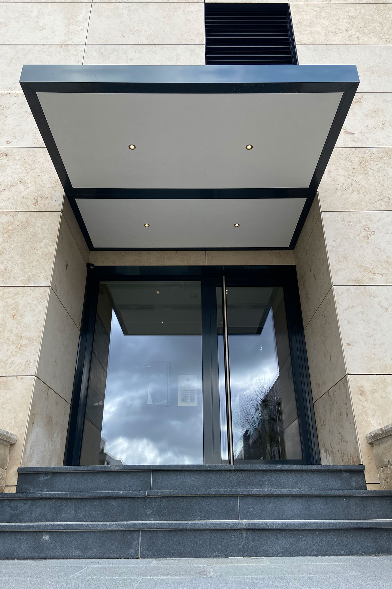 Überdachte Haustür