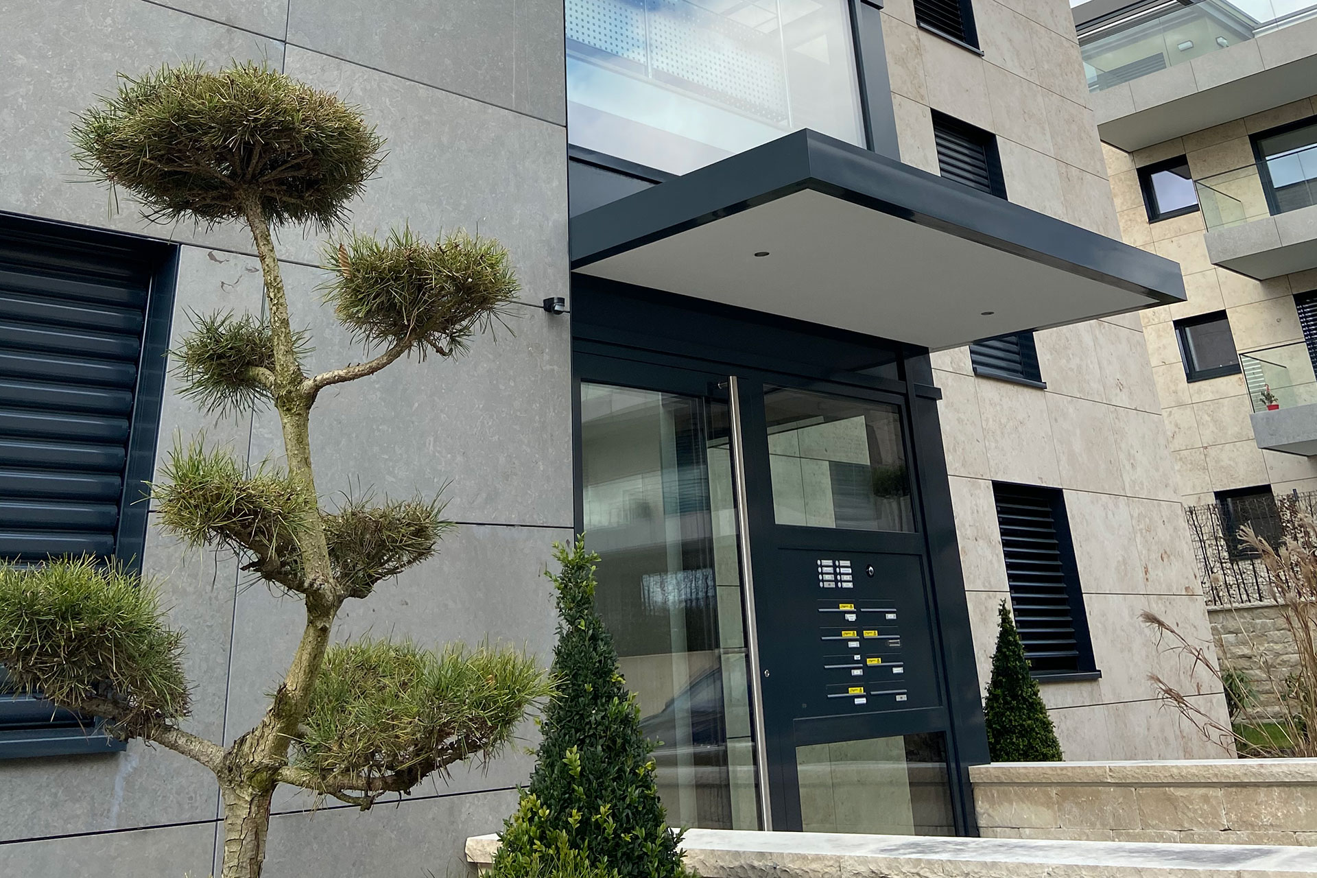 Hauseingang mit Briefkastenanlage