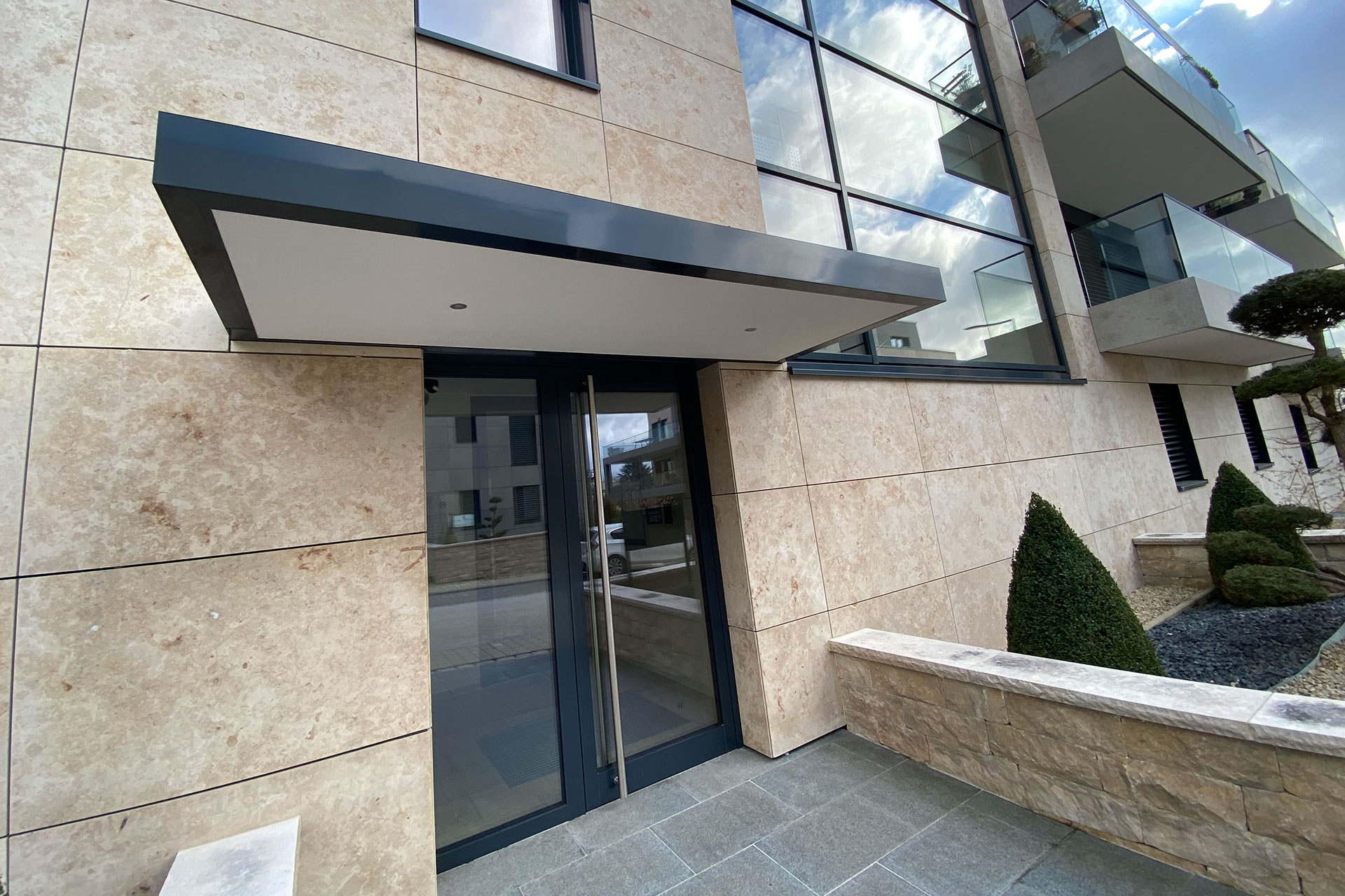 Objekttür mit Überdachung