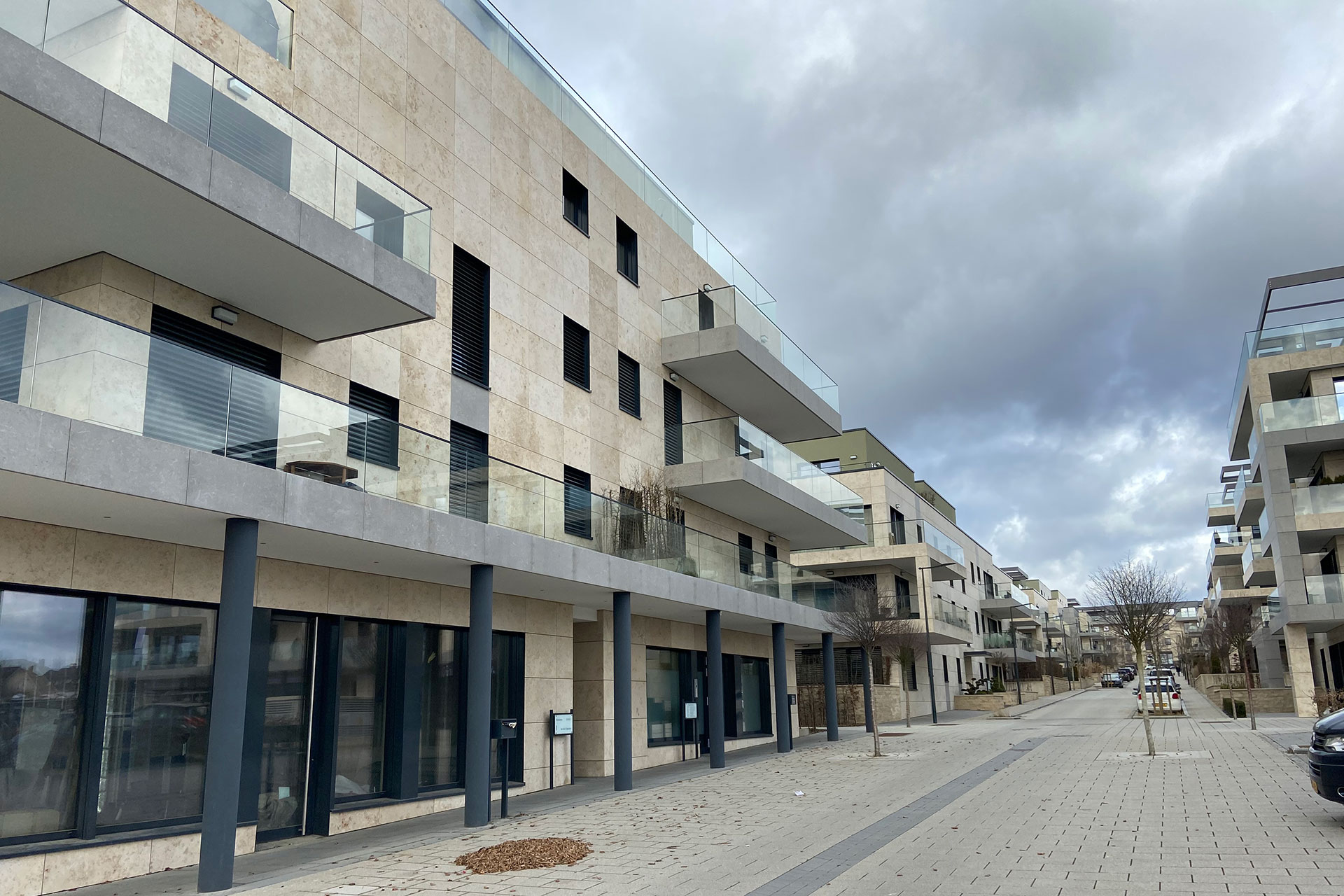 Fenster, Türen, Glasgeländer und Sonnenschutz