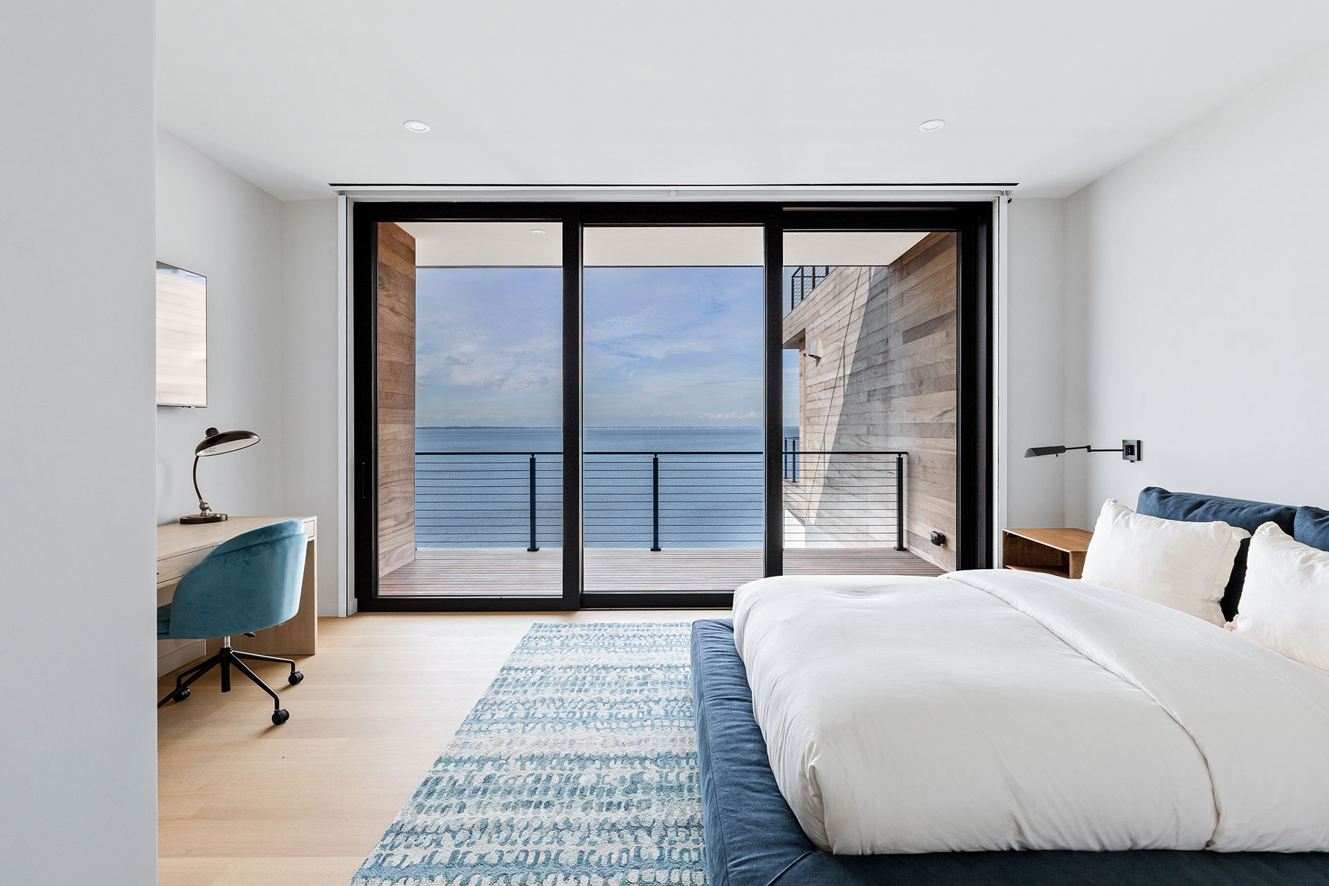 Schiebefenster zum Balkon mit Meerblick