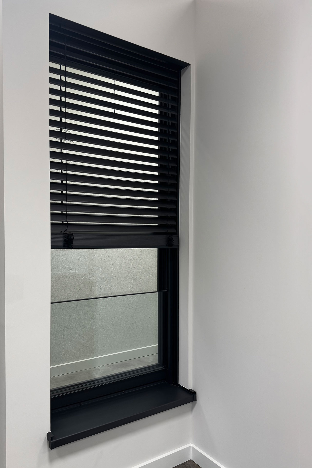 Fenster mit Sonnenschutz aus Lamellen – im Showroom in Gerolstein